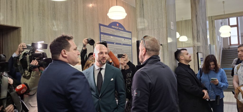 Pavol Ďurka a Ján Čurilla s advokátom v centre záujmu médií pri rozhodovaní o väzbe v kauze Kajúcnik.