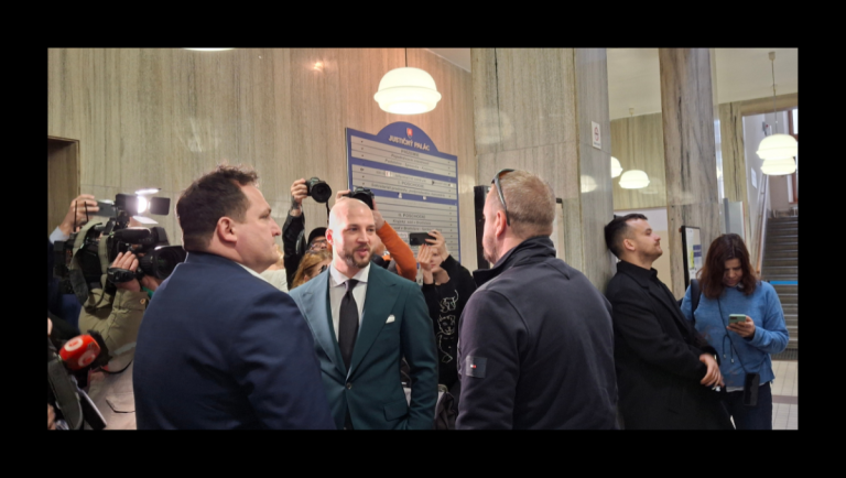 Pavol Ďurka a Ján Čurilla s advokátom v centre záujmu médií pri rozhodovaní o väzbe v kauze Kajúcnik.